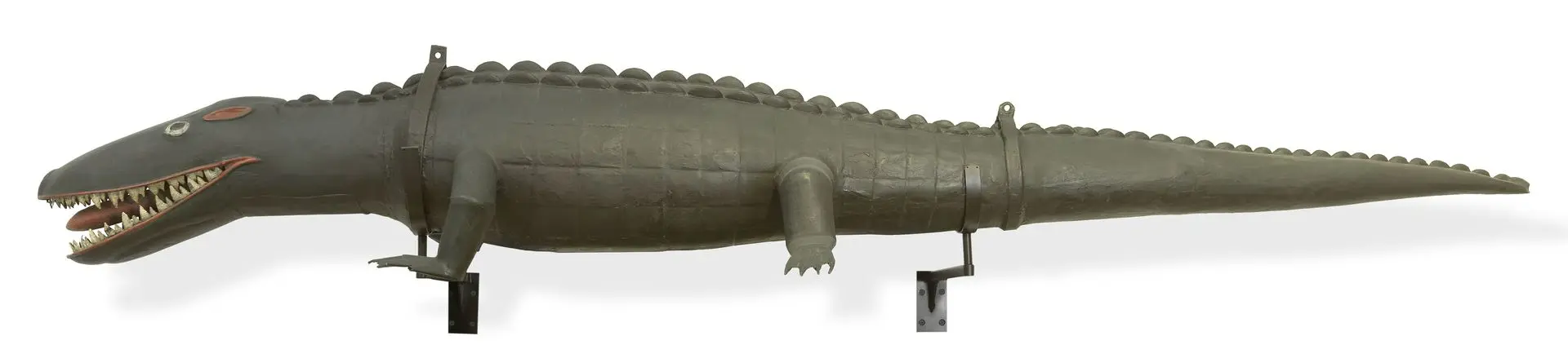 Geschäftsschild der Material- und Spezereiwarenhandlung „Zum schmeckenden Wurm“ , Foto: Birgit und Peter Kainz, Wien Museum Grüner Lindwurm mit offenem Mund - Zähne und Zunge sichtbar- aus Eisenblech